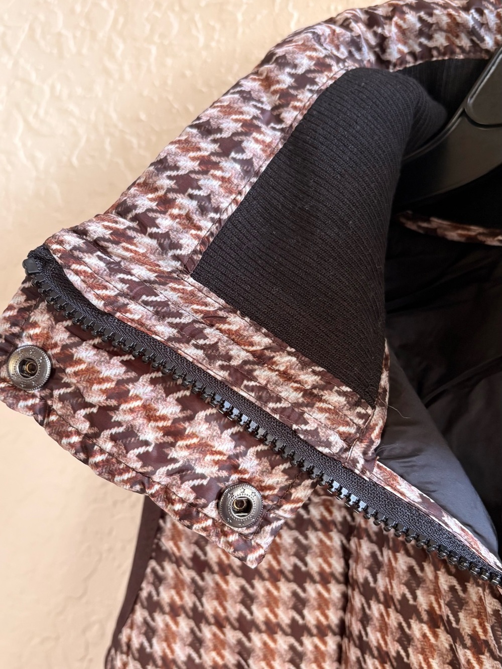 Bernardo Brown & Cream Houndstooth Quilted Vest - Picture 11 of 11